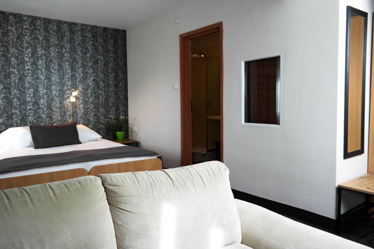 Hotel George Nadarzyn Ngoại thất bức ảnh